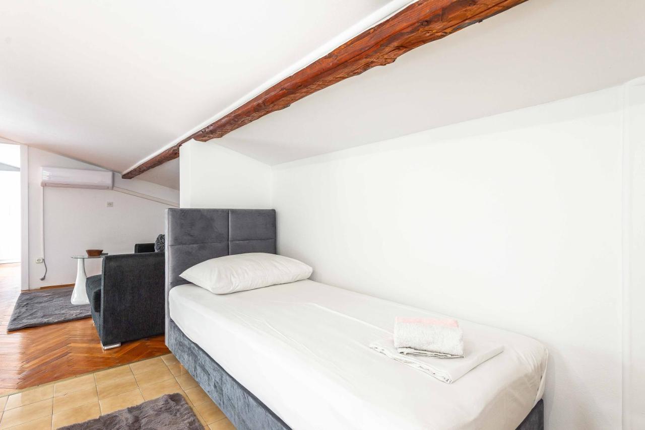 Apartmani Tatjana โนวาลยา ภายนอก รูปภาพ