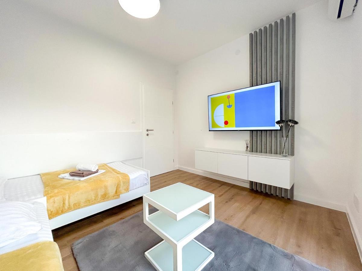 Apartmani Tatjana โนวาลยา ภายนอก รูปภาพ