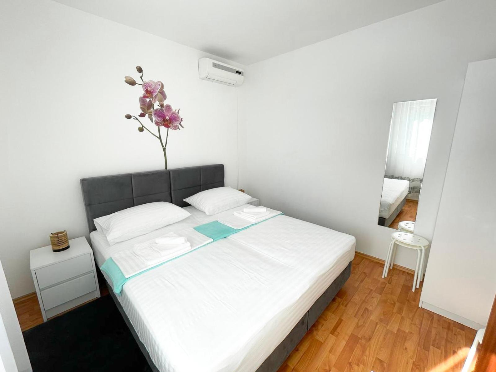 Apartmani Tatjana โนวาลยา ภายนอก รูปภาพ